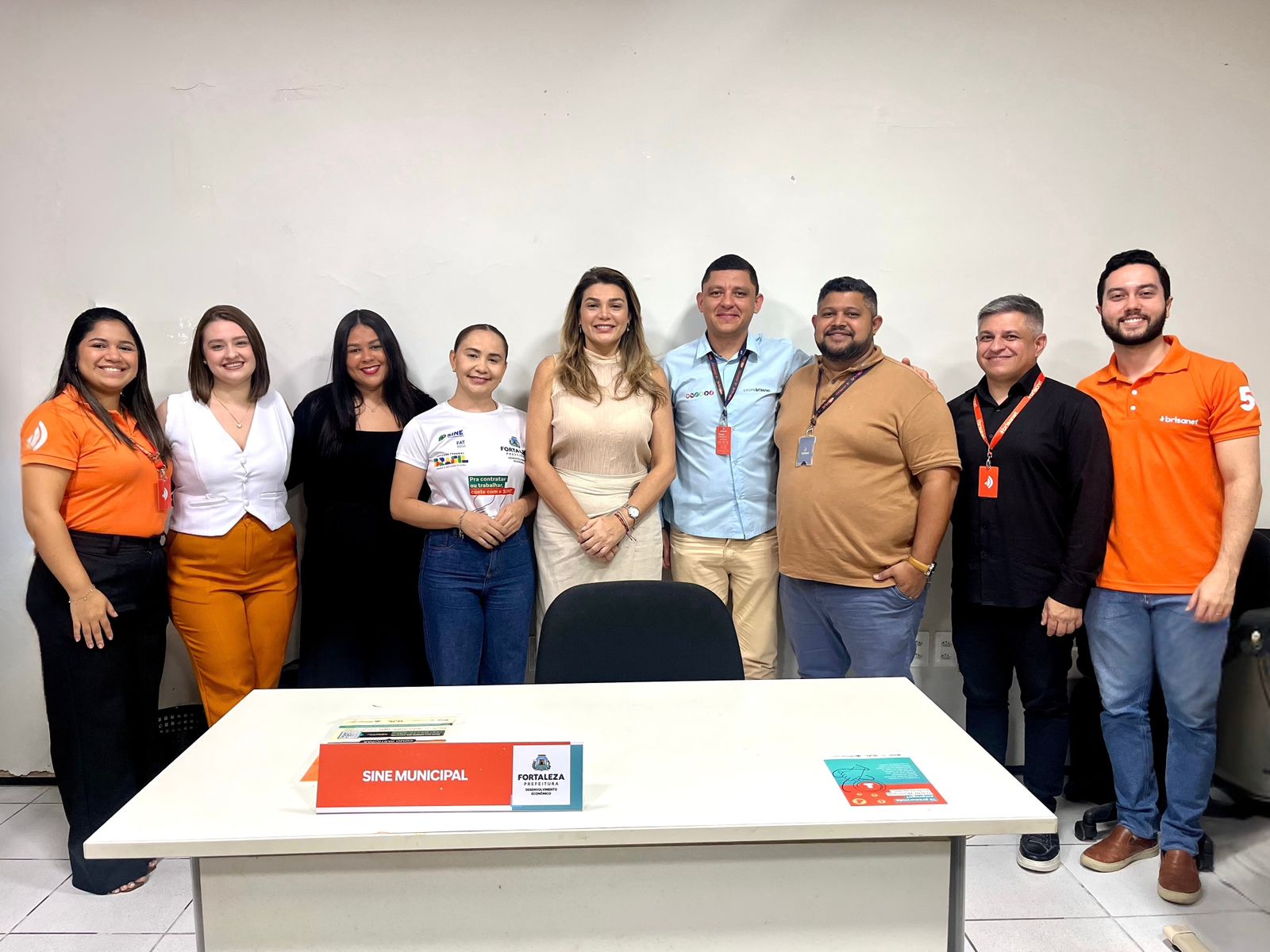 pessoas em pé atrás de uma mesa